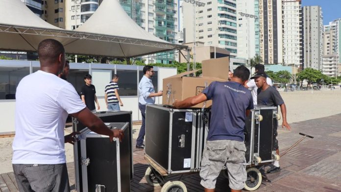 Primeiro teste com drones para o Réveillon é feito na Praia Central