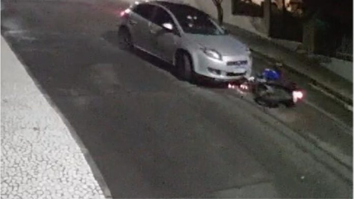 Acidente entre carro e moto é flagrado por câmera de segurança em SC