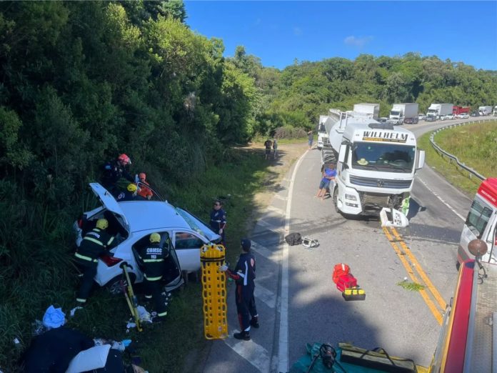 Colisão frontal entre carro e caminhão deixa mulher morta na BR-282