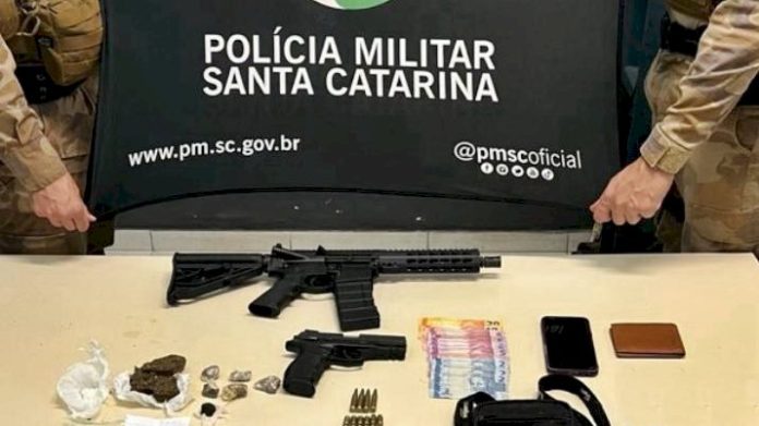 Dupla é detida com fuzil e drogas no morro da Caixa, em Florianópolis