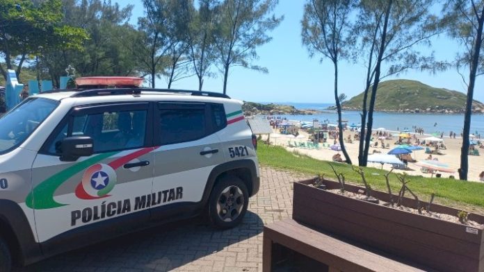 Policial militar de folga salva mãe e filha de afogamento na praia do Sonho em Palhoça