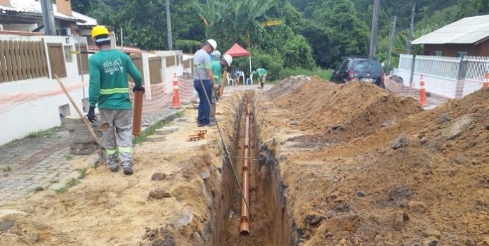 Retomada das obras de esgotamento em Bombinhas
