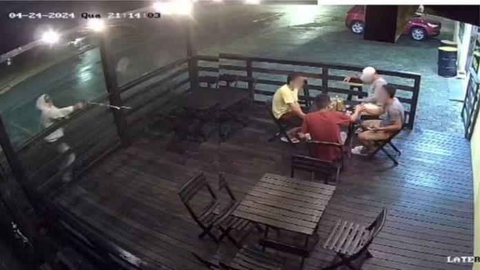 Atirador mata jovem em bar de Joinville; polícia investiga o caso