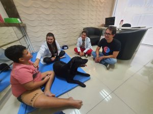Porto Belo inova com uso de caes em terapia para autistas