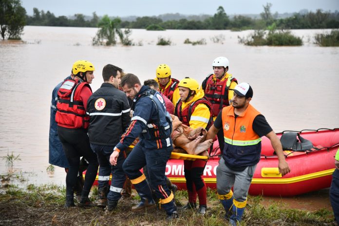 Bombeiros catarinenses salvam centenas no Rio Grande do Sul