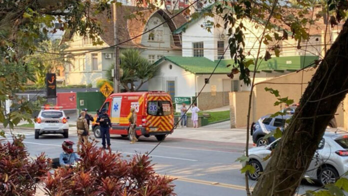 Criança de 11 anos cai do 7º andar de prédio em Blumenau e é socorrida em estado grave