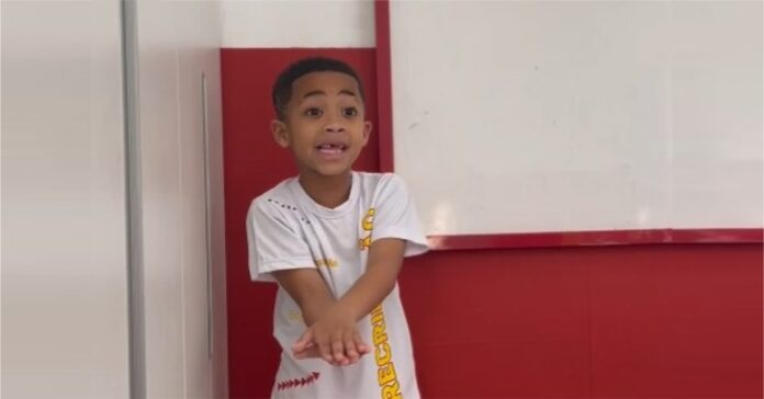 Menino de 7 anos salva bebê engasgado após usar técnicas de primeiros socorros aprendidas no Bombeiro Mirim