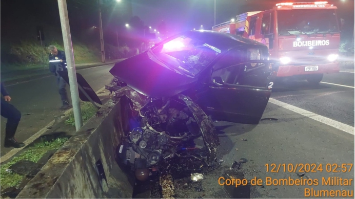 Condutor perde o controle e bate em mureta na Via Humberto de Campos