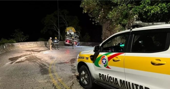 Caminhão pendurado após acidente interdita a Serra do Rio do Rastro
