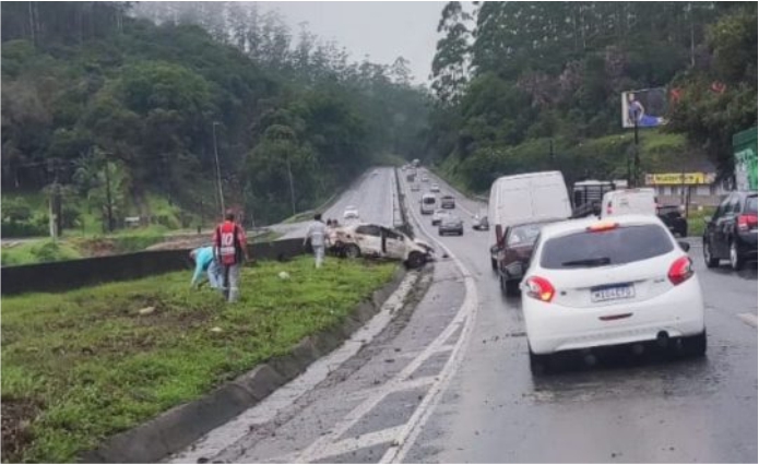 Carro capota e provoca bloqueio temporário na BR-101 em Joinville