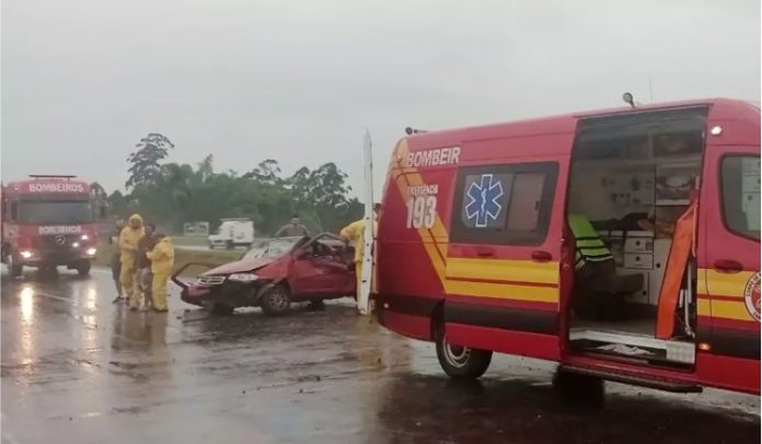 Carro capota na BR-470 em Navegantes e deixa dois homens presos às ferragens
