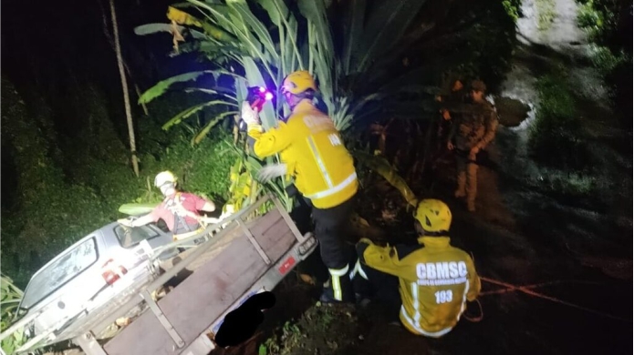 Carro com família e criança de dois anos despenca em ribanceira de cinco metros em Florianópolis
