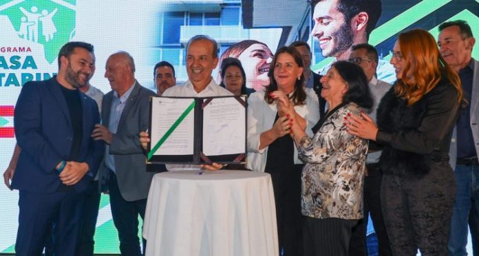 Casa Catarina promete reduzir déficit habitacional e gerar empregos em SC