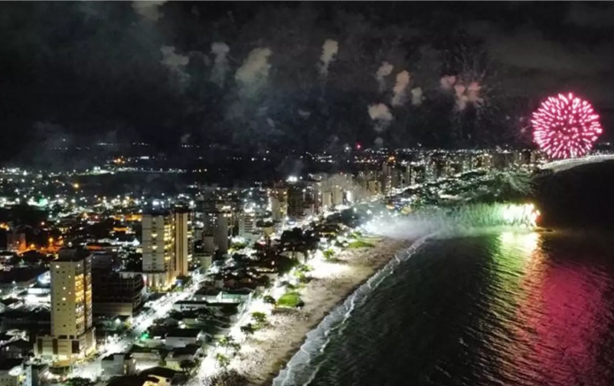 Quatro dias de festa e show de fogos marcam réveillon em Balneário Piçarras