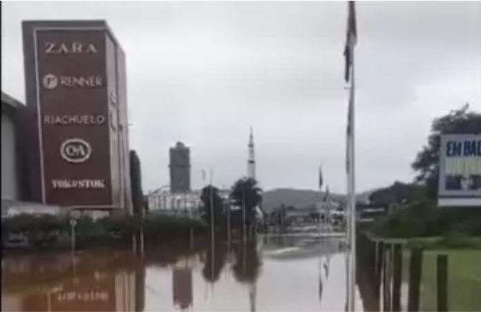 Balneário Shopping fecha temporariamente devido a alagamentos causados por fortes chuvas