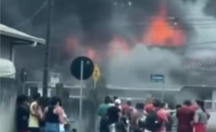 Fogo atinge residência e mobiliza bombeiros em Bombinhas