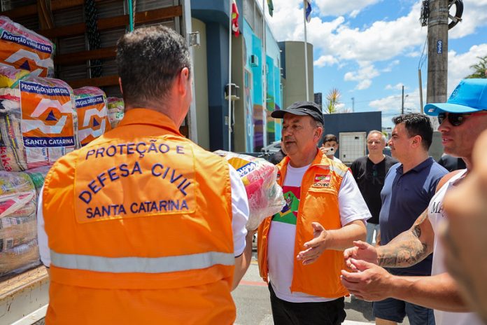 Governador Jorginho Mello entrega ajuda humanitária em Balneário Camboriú e Tijucas