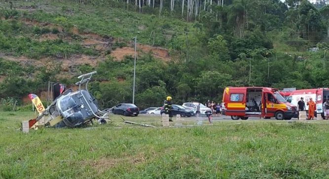 Helicóptero cai em Penha com cinco a bordo; duas pessoas se ferem