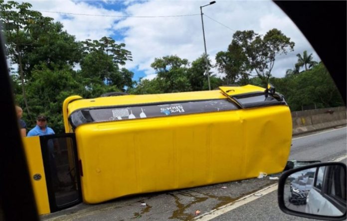 Kombi e carreta colidem e causam interdição total na BR-101 sentido Sul em SC