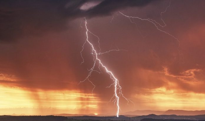 lightning-2702168_1280