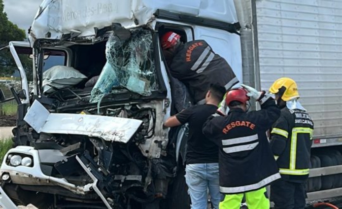 Grave acidente na BR-101 em Porto Belo deixa motorista ferido e causa congestionamento
