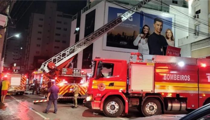 Incêndio em prédio de Balneário Camboriú mobiliza bombeiros e deixa vítimas feridas