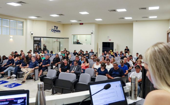 Câmara de Itapema aprova oito projetos em sessão extensa