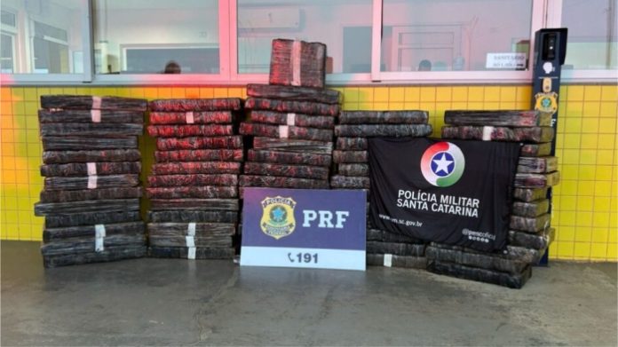 Hilux roubada carregada com drogas é apreendida no Oeste de Santa Catarina