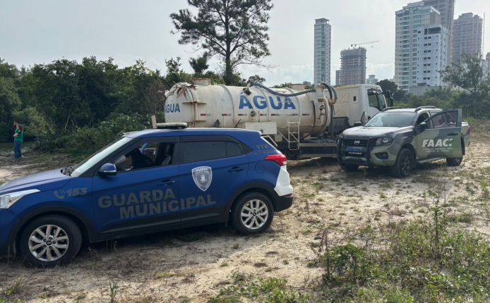 Crime ambiental em Itapema_ caminhão é flagrado despejando resíduo no Rio Perequê