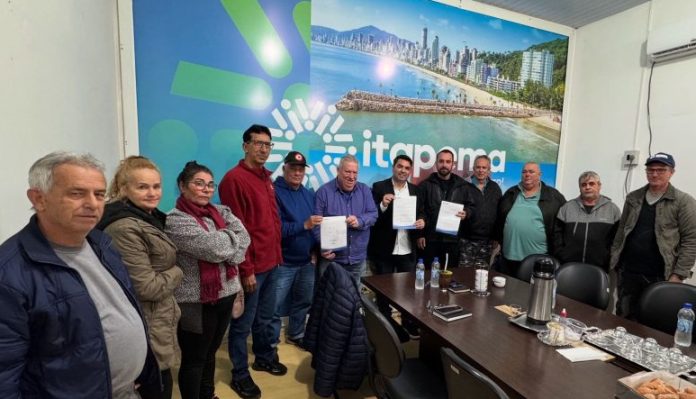Itapema autoriza bancas de milho e churros a vender água mineral na orla