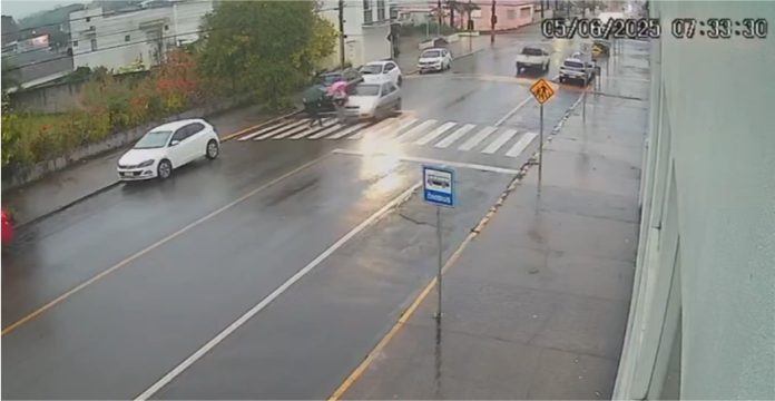 Motorista atropela duas mulheres em faixa de pedestres e tenta esconder crime em Canoinhas
