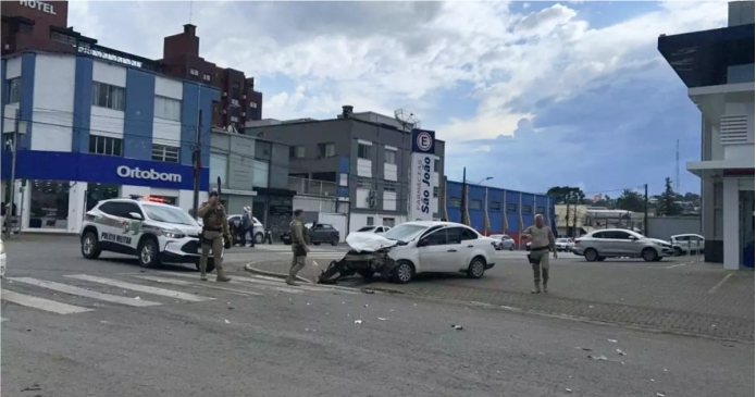 Viatura da PM colide com carro durante perseguição em Canoinhas-