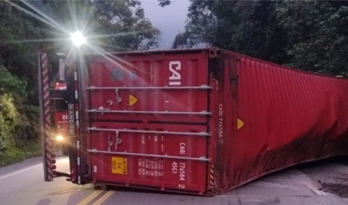 Carreta tombada causa bloqueio total na BR‑470 em Ibirama