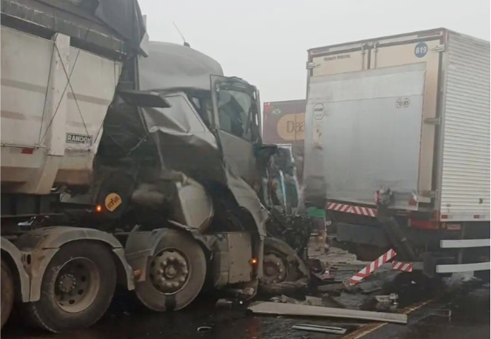 Engavetamento mobiliza equipes e causa congestionamento na BR‑101 em Morro Grande