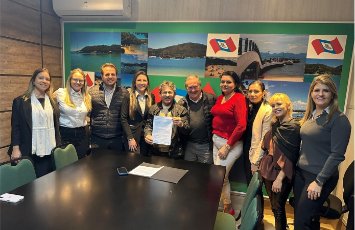 Escola em Porto Belo vira palco para cooperativa mirim com apoio do Sicredi