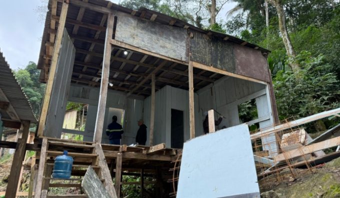 Força-tarefa remove construções ilegais em área de preservação no bairro Alto São Bento