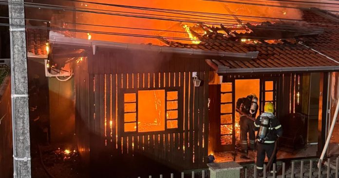 Incêndio assusta bairro Morretes em Itapema e deixa morador ferido