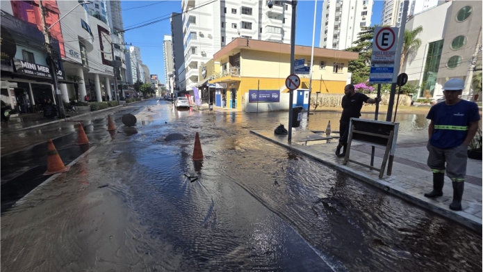 Tubo rompe em Balneário Camboriú e transforma avenida em 'mar'