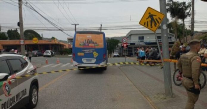 Pedestre morre em acidente com transporte coletivo em Bombinhas