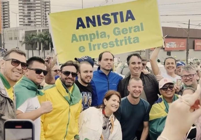 Pelo Estado 05-08_ Manifestação une filhos de Bolsonaro em SC