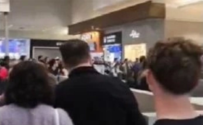 Pelo Estado 26-08_ A recepção a Carluxo em shopping catarinense