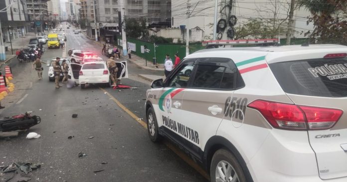 Perseguição termina em colisão tripla na BR-470, com motorista ferido, motociclista socorrido e droga apreendida