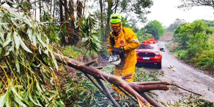 CBMSC mobiliza mais de 80 bombeiros para 151 ocorrências após temporais em SC