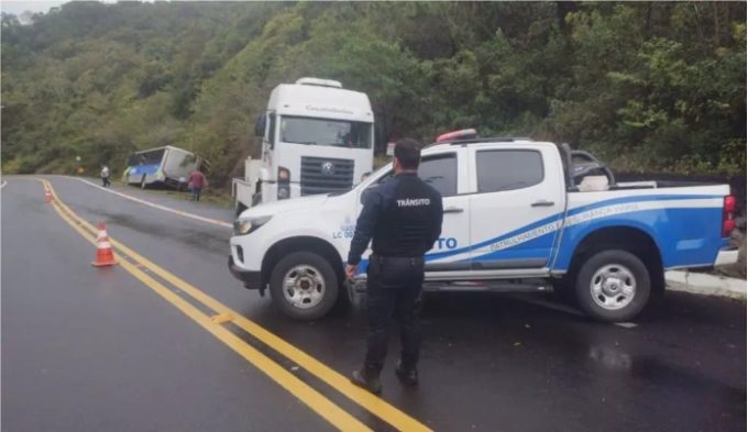 Ônibus perde controle na Interpraias e cai em valeta