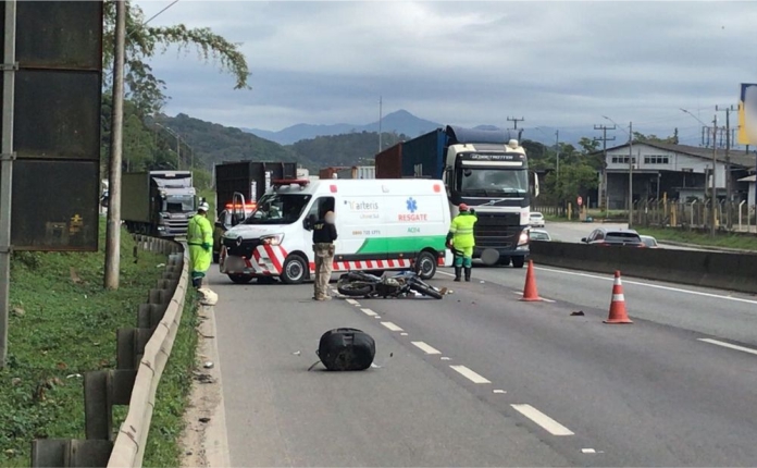 Passageira de moto de aplicativo morre em grave acidente na BR-101, em Joinville