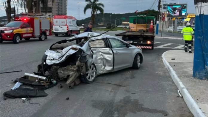 Acidente na BR-101 em Balneário Camboriú deixa carro destruído e seis feridos