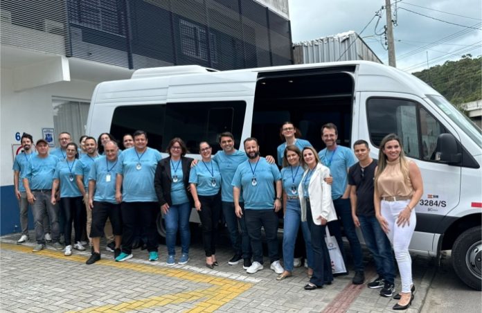 Itapema amplia transporte escolar com nova van entregue à Secretaria de Educação