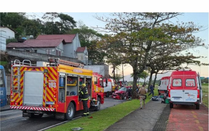 Colisão entre carro em alta velocidade e ônibus coletivo provoca duas mortes em Florianópolis