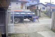 VÍDEO: Conversa no meio da rua termina com caminhão passando por cima de homens em SC