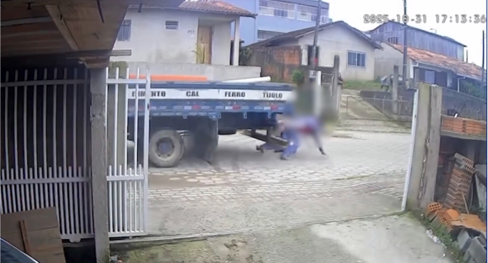 Conversa no meio da rua termina com caminhão passando por cima de homens em SC